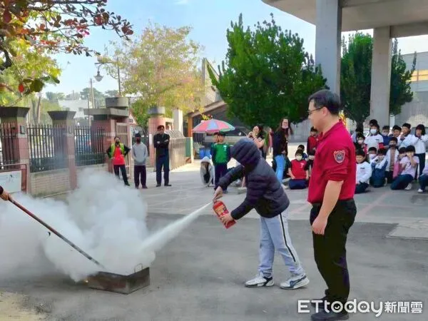 ▲台南市新市國小消防安全宣導，老師親自示範油盤滅火，學童近距離見證「拉瞄壓掃」威力。（記者林東良翻攝，下同）