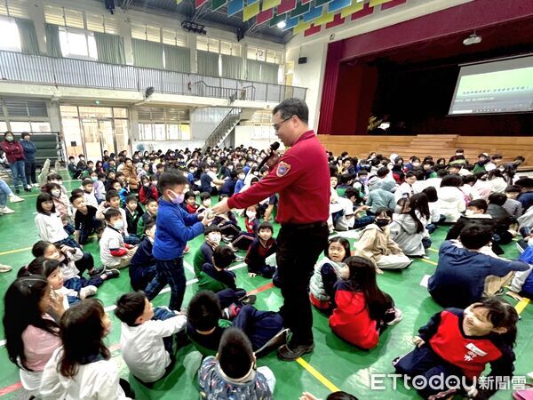 ▲台南市新市國小消防安全宣導，老師親自示範油盤滅火，學童近距離見證「拉瞄壓掃」威力。（記者林東良翻攝，下同）