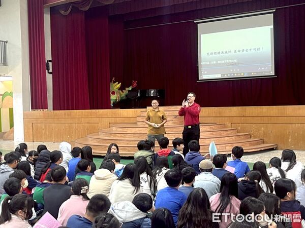 ▲台南市新市國小消防安全宣導，老師親自示範油盤滅火，學童近距離見證「拉瞄壓掃」威力。（記者林東良翻攝，下同）