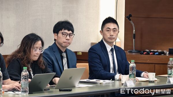 ▲台北地檢今日下午2時召開1219張文隨機殺人記者會(右：主任檢察官曾揚嶺，右2：檢察官黃冠中)。（圖／記者黃哲民攝）