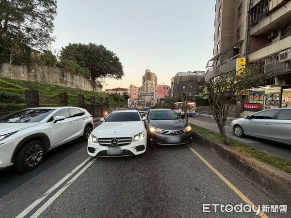 ▲▼許男毒駕載妻兒鑽車縫撞呂女賓士車             。（圖／記者陳以昇翻攝）
