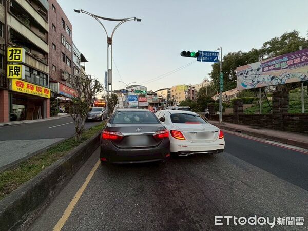 ▲▼許男毒駕載妻兒鑽車縫撞呂女賓士車             。（圖／記者陳以昇翻攝）