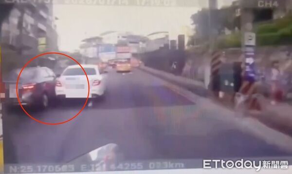 ▲▼許男毒駕載妻兒鑽車縫撞呂女賓士車             。（圖／記者陳以昇翻攝）