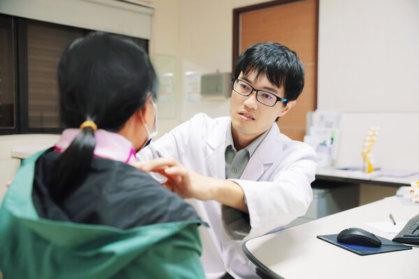 ▲▼羅東博愛醫院人工頸椎間盤置換術，助肩頸痛半年未解患者救回活動力。（圖／羅東博愛醫院提供，下同）