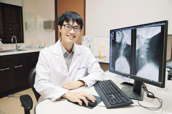 ▲▼羅東博愛醫院人工頸椎間盤置換術，助肩頸痛半年未解患者救回活動力。（圖／羅東博愛醫院提供，下同）