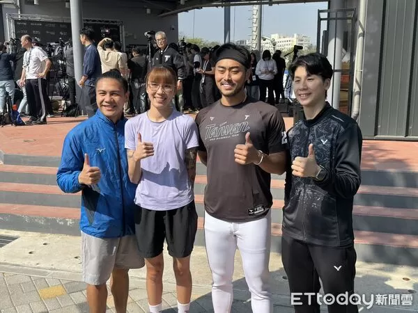 ▲捕手林家正和拳擊代表隊甘家葳、黃筱雯以及林郁婷合影。（圖／記者蔡厚瑄攝）