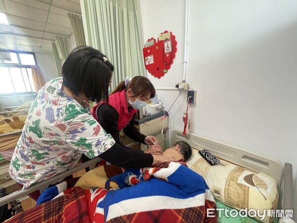 ▲台灣疫苗推動協會捐贈南投縣高劑量流感疫苗，將提供長照機構住民接種。（圖／南投縣政府提供）