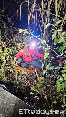 ▲搜救人員於深50米邊坡將男子救起。（圖／翻攝「南投縣山區救災防護協會(神鷹山區搜救隊 清境中隊)」臉書社團）