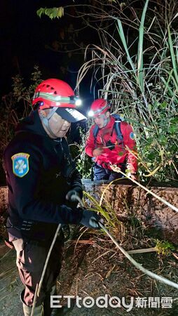 ▲搜救人員於深50米邊坡將男子救起。（圖／翻攝「南投縣山區救災防護協會(神鷹山區搜救隊 清境中隊)」臉書社團）