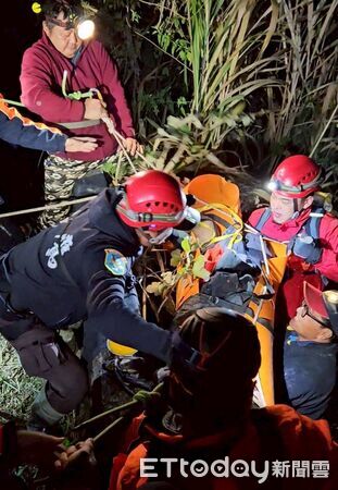 ▲搜救人員於深50米邊坡將男子救起。（圖／翻攝「南投縣山區救災防護協會(神鷹山區搜救隊 清境中隊)」臉書社團）