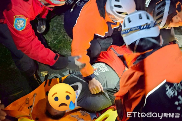 ▲搜救人員於深40米邊坡將詹姓男子救起。（圖／翻攝「神鷹山區搜救隊清境中隊」臉書社團，下同）