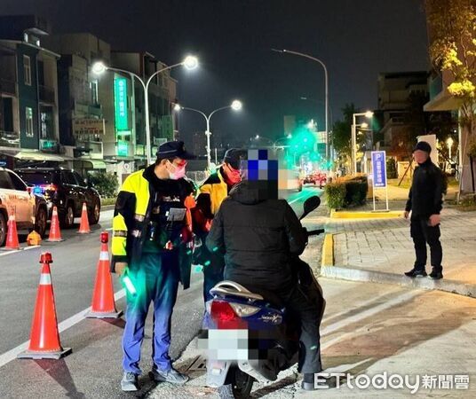 ▲東港警1/19起取締闖紅燈。（圖／記者陳崑福翻攝）