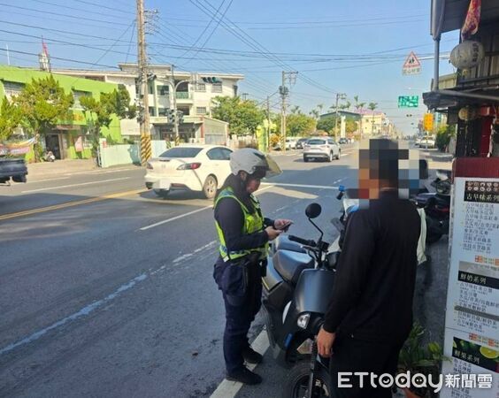 ▲東港警1/19起取締闖紅燈。（圖／記者陳崑福翻攝）
