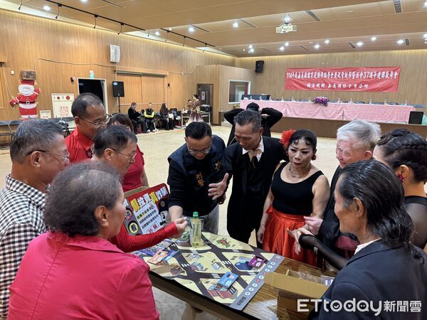 ▲▼  「邊玩邊學反詐騙！警方走入社區以桌遊與長輩同樂 拆解詐騙陷阱」   。（圖／朴子分局提供）