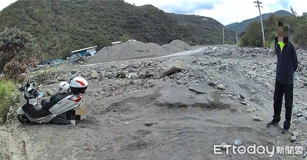 ▲金崙警攜手民眾助順利脫困。（圖／記者楊晨東翻攝）