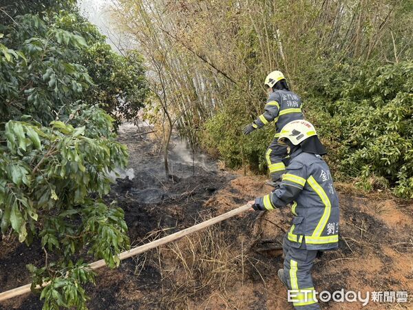 ▲▼金門金寧鄉大學路雜草火警，燃燒面積約300平方公尺。(圖／金門縣消防局提供)