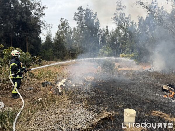 ▲▼金門金寧鄉大學路雜草火警，燃燒面積約300平方公尺。(圖／金門縣消防局提供)