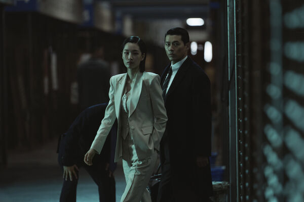 ▲▼《韓國製造》玄彬壞到入骨！監獄狂毆鄭雨盛來真的　抽菸回眸帥炸。（圖／Disney+提供）