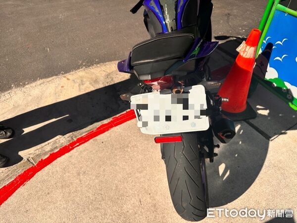 ▲無照的林男駕駛公司的雙門賓士車，追撞2部等待左轉的機車。（圖／記者陸運陞翻攝）