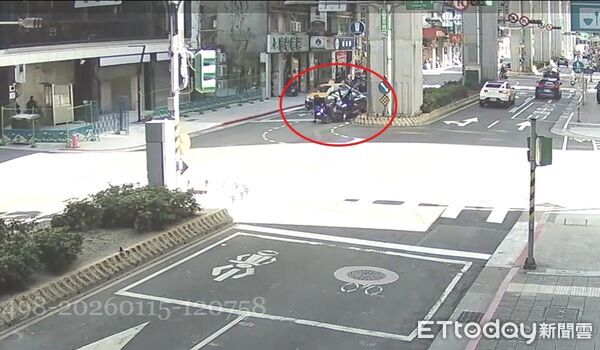 ▲無照的林男駕駛公司的雙門賓士車，追撞2部等待左轉的機車。（圖／記者陸運陞翻攝）