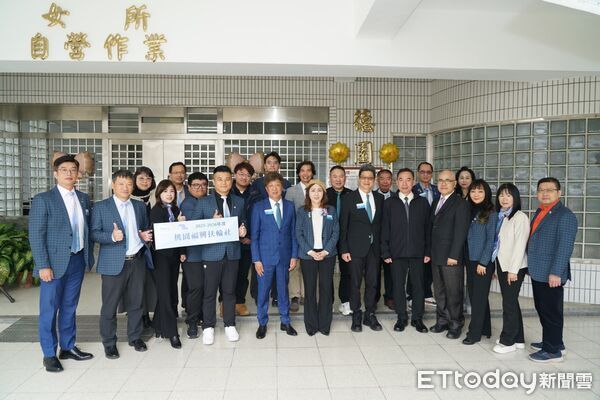 ▲扶輪社代表與雲二監共同揭牌，象徵公私協力投入收容人職能培力。（圖／記者游瓊華翻攝）