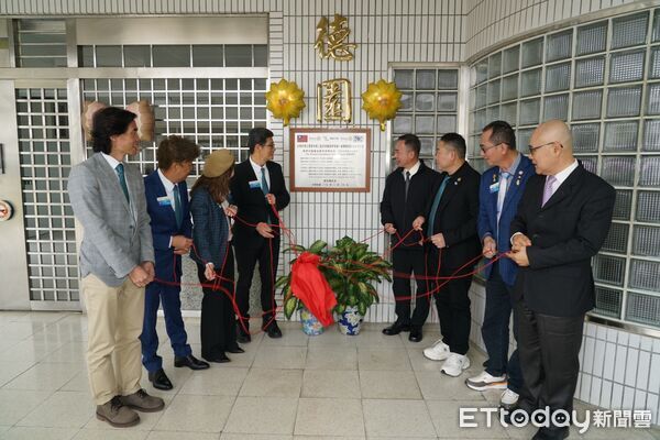 ▲扶輪社代表與雲二監共同揭牌，象徵公私協力投入收容人職能培力。（圖／記者游瓊華翻攝）