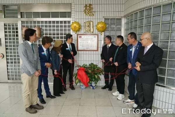 ▲扶輪社代表與雲二監共同揭牌，象徵公私協力投入收容人職能培力。（圖／記者游瓊華翻攝）