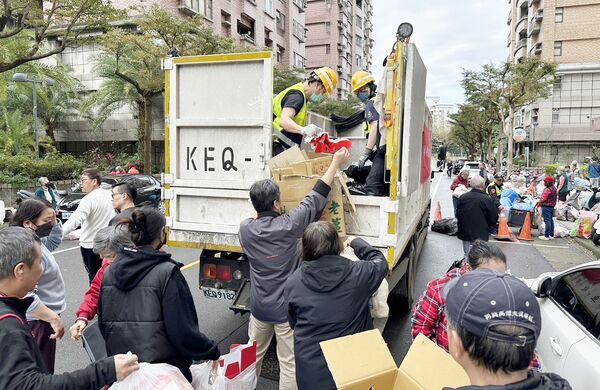 ▲桃市環保局籲請民眾落實資源回收妥善交付資源回收車。（圖／市府環保局提供）