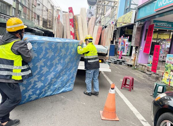 ▲桃市環保局提醒，民眾家中如有大型廢棄家俱（事業廢棄物除外）需收運，可致電各區中隊登記安排清運。（圖／市府環保局提供）
