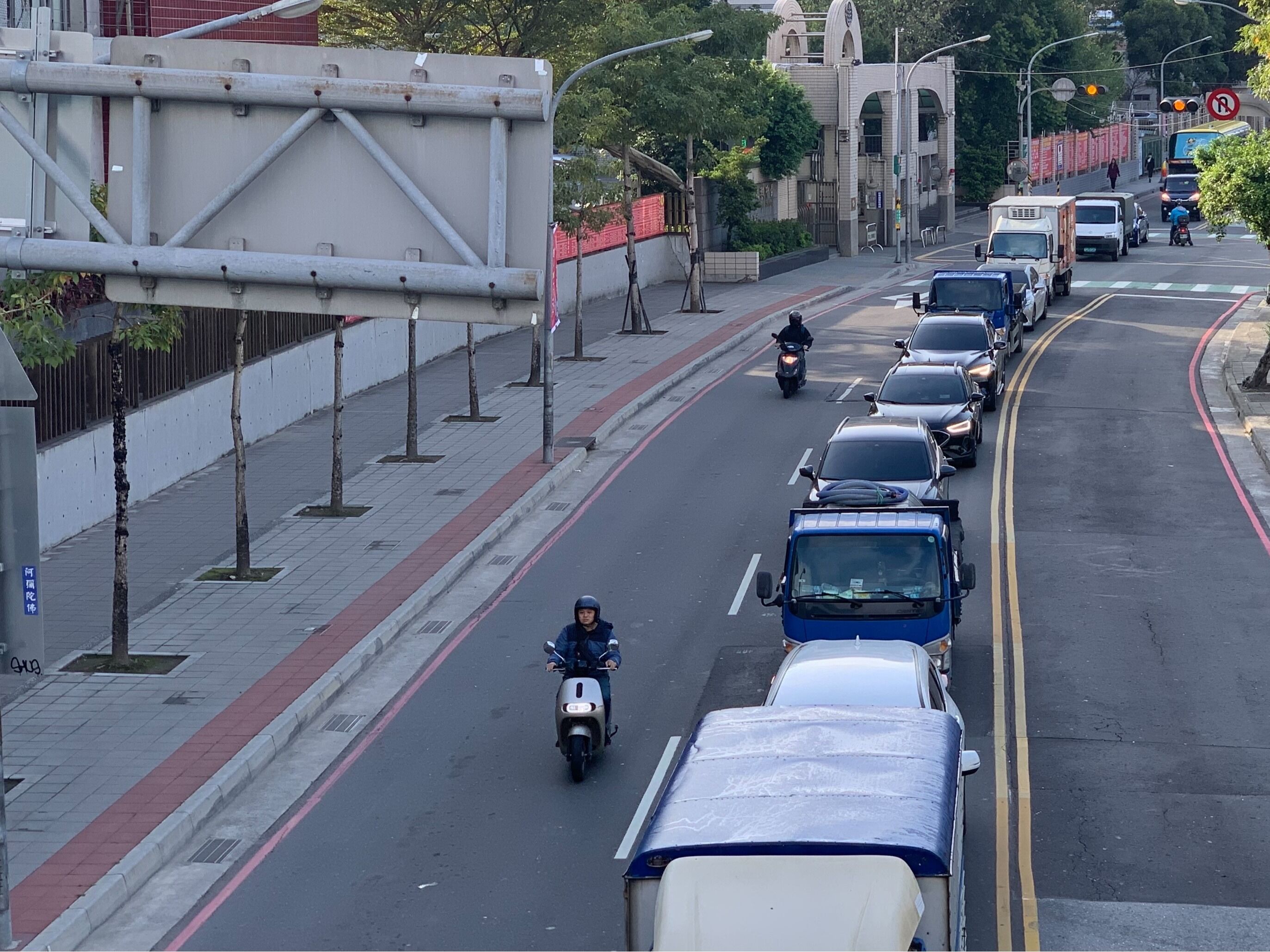 ▲大學學測1／17起連考3天 新北部分考場紅線可臨停接送。（圖／新北市交通局提供）