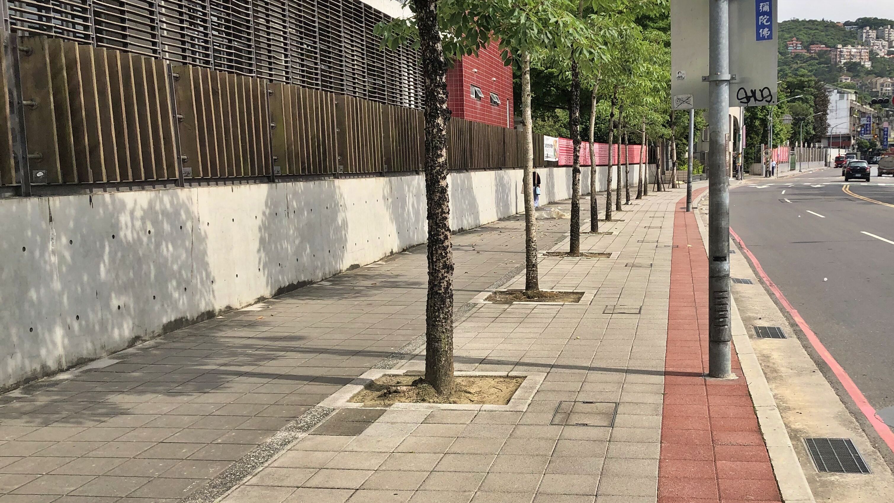 ▲大學學測1／17起連考3天 新北部分考場紅線可臨停接送。（圖／新北市交通局提供）