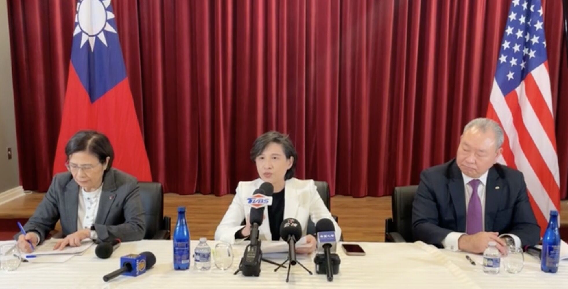 ▲▼ 台美關稅貿易談判新聞說明會，鄭麗君副院長、楊珍妮政委、俞大㵢大使出席。（圖／翻攝直播）