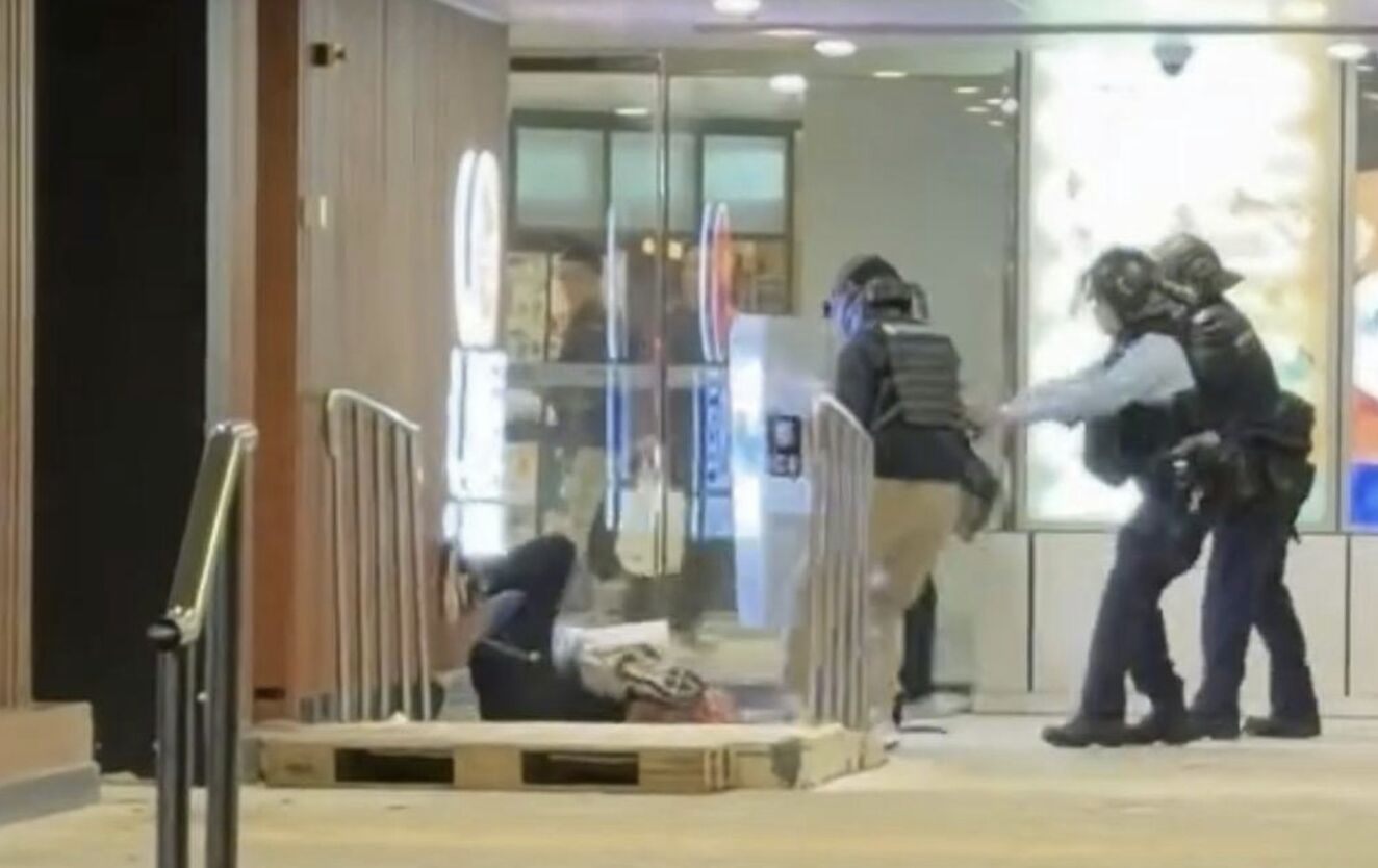 ▲港警兩槍擊斃持刀挾持民眾兇徒。（圖／翻攝微博）