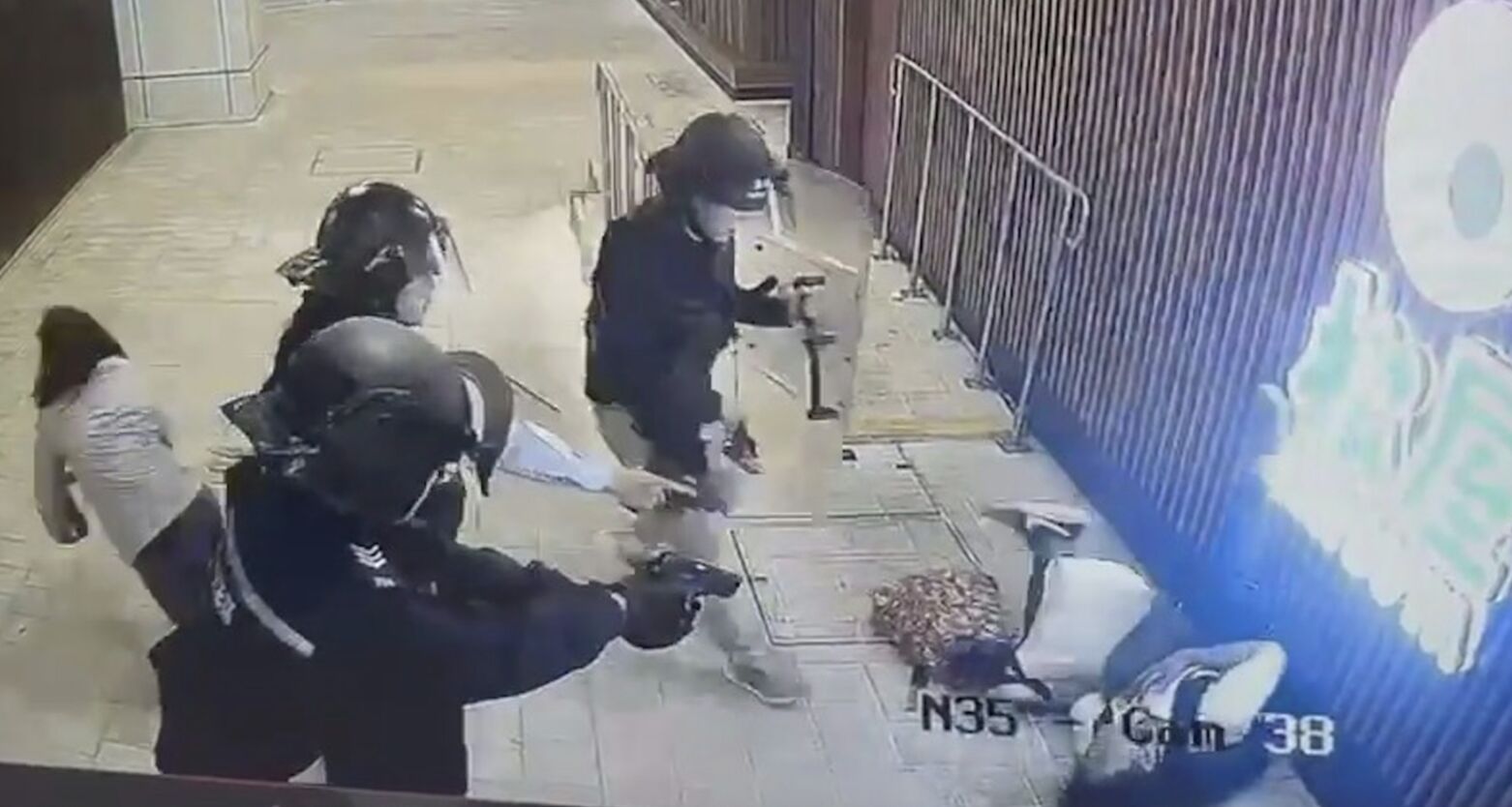 ▲港警兩槍擊斃持刀挾持民眾兇徒。（圖／翻攝微博）