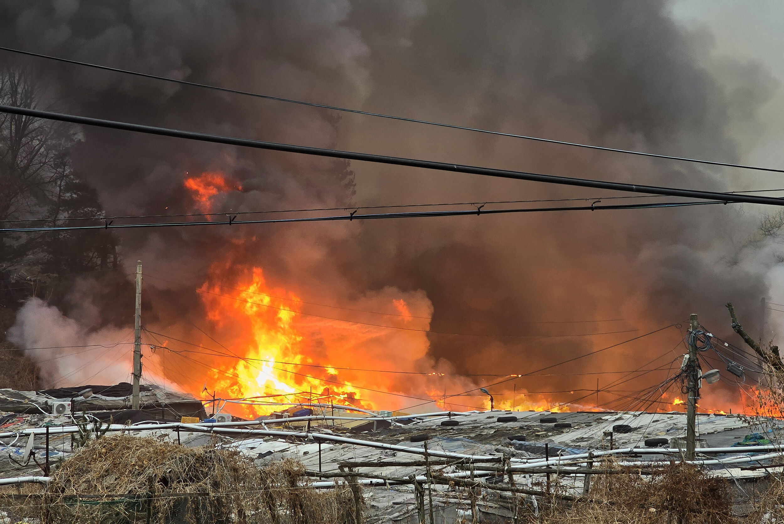 ▲▼南韓首爾市江南區九龍村16日清晨發生大火。（圖／VCG）