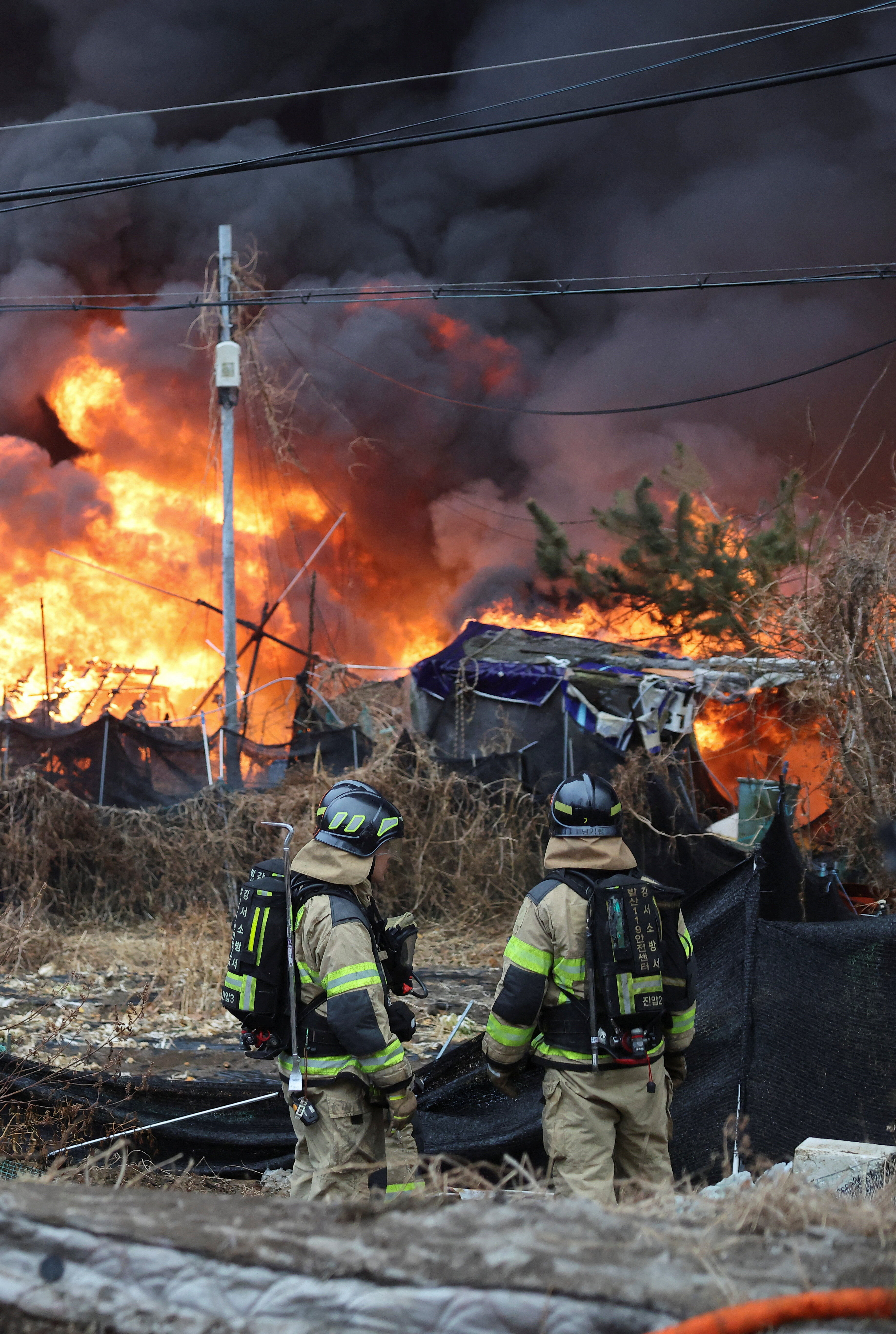 ▲▼南韓首爾市江南區九龍村16日清晨發生大火。（圖／路透）