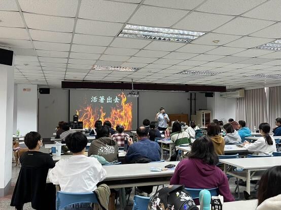 ▲高雄動保寵物火災逃生講座　飼主曝「模擬濃煙屋」體驗超有感。（圖／threads @bichon_wan提供，請勿隨意翻拍，以免侵權。）