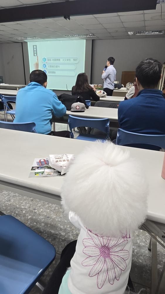 ▲高雄動保寵物火災逃生講座　飼主曝「模擬濃煙屋」體驗超有感。（圖／threads @bichon_wan提供，請勿隨意翻拍，以免侵權。）