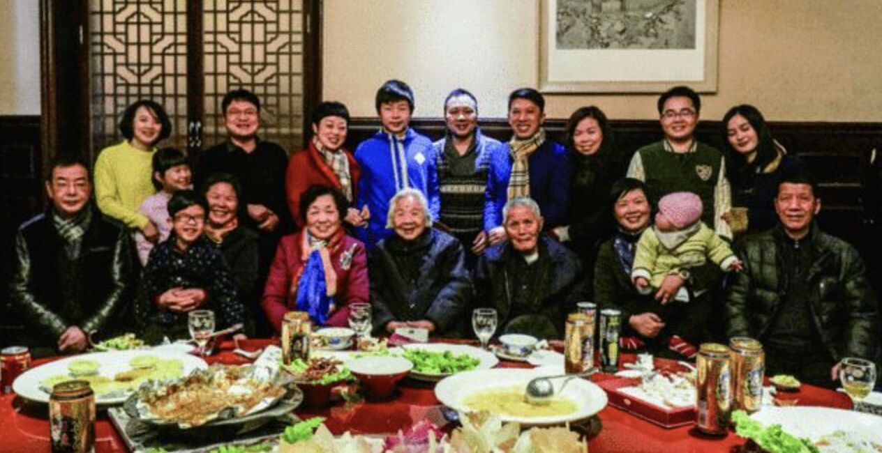 ▲溫州101歲的人瑞奶奶姜月琴及全家福合照。（圖／翻攝揚子晚報）