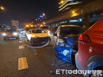 快訊／國道汐止5車連環撞翻覆　23歲男鬼切車道1傷