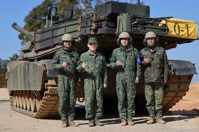 陸軍司令親自擔任戰車射手　呂坤修執行M1A2T實彈射擊命中目標