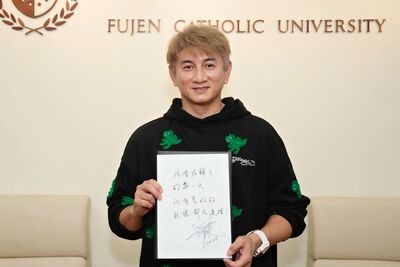 吳奇隆獲頒輔大傑出校友　校長揭求學過程：印象深刻