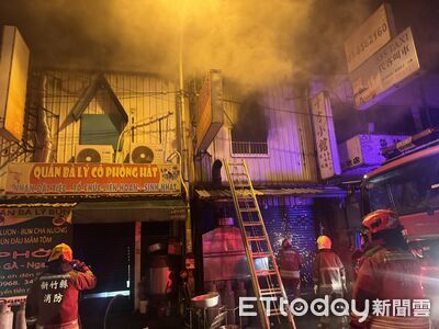 竹縣鐵皮民宅大火！深夜黑煙狂竄　2越南籍男女一度無呼吸心跳