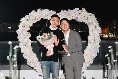 型男主播訂婚「情定6年男友」！男友單膝下跪求婚…淚回：我願意