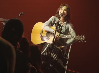 金曲歌后唱一半遇蟲蟲危機！　險飛進嘴竟考慮「直接吃下肚」