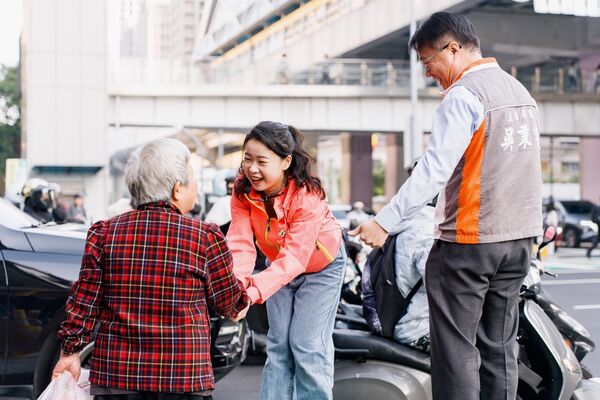 ▲▼吳奕萱拜票。（圖／吳奕萱競選辦公室提供）