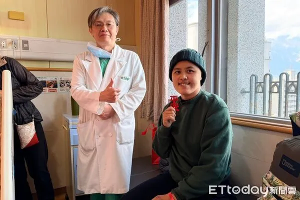 ▲慶祝盧副站長重生，花蓮慈濟醫院院特別準備了一份掛有鈴鐺的平安吊飾，象徵著「平安來鈴（臨）」。（圖／慈濟醫學中心提供，下同）