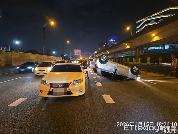 ▲國道汐止路段發生5車追撞翻車意外 。（圖／記者張君豪翻攝）