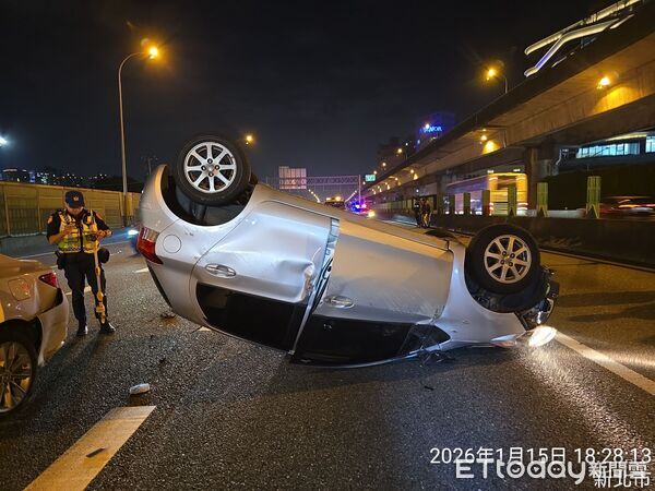 ▲國道汐止路段發生5車追撞翻車意外 。（圖／記者張君豪翻攝）