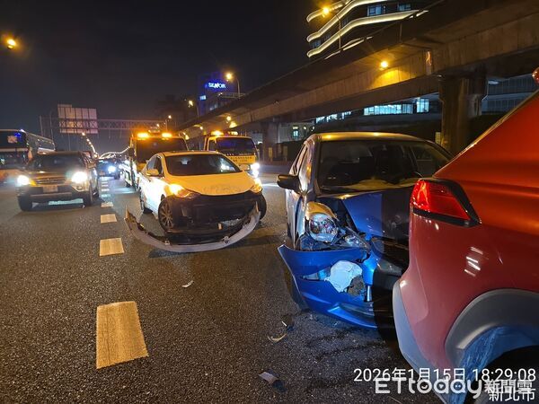 ▲國道汐止路段發生5車追撞翻車意外 。（圖／記者張君豪翻攝）